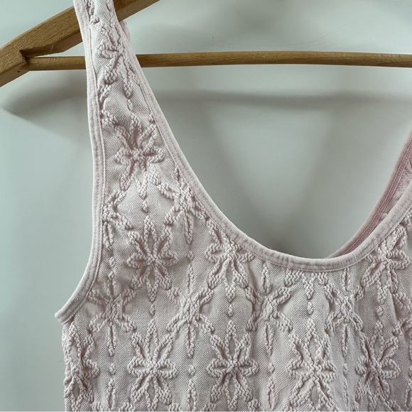 Forever 21 Light Pink Cropped Tank Top with Floral Stitching – Size M/L - Picture 2 of 4